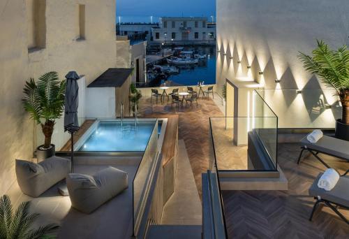 Бассейн в Dea Del Porto Wellness & Spa Suites или поблизости