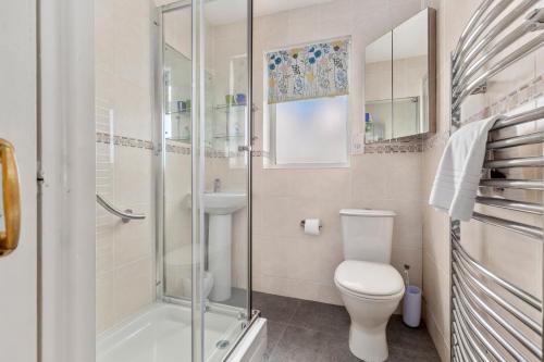 Koupelna v ubytování Hill Cottage - Spectacular Sea Views Parking