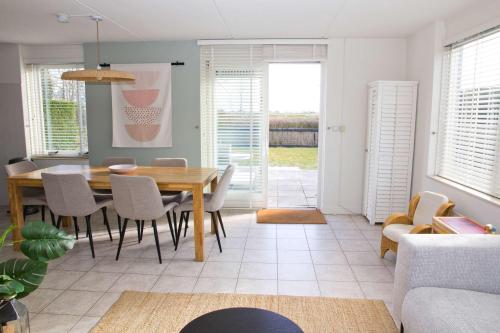 Posezení v ubytování Hello Zeeland - Vakantiehuis Dunen260
