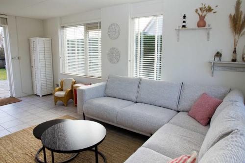 Posezení v ubytování Hello Zeeland - Vakantiehuis Dunen260