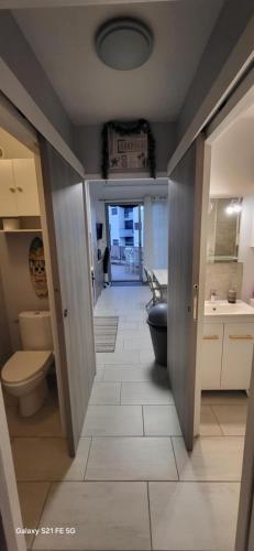 une salle de bain avec deux toilettes et un lavabo dans l'établissement Appartement T2 Ensoleillé au Barcarès, au Barcarès