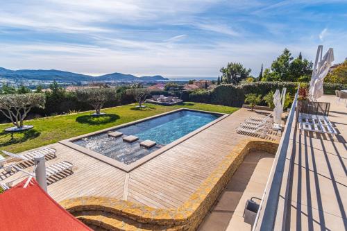 une image d'une piscine sur une maison dans l'établissement La Lauves, à Laouque