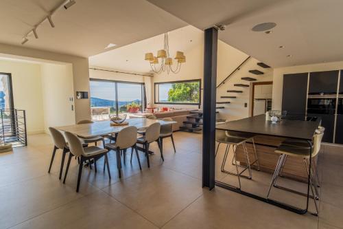 une cuisine et une salle à manger avec une table et des chaises dans l'établissement La Lauves, à Laouque