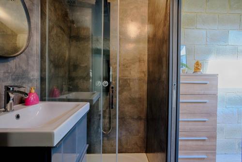 une salle de bain avec un lavabo et une douche dans l'établissement Jolie duplex au cœur de saint Michel, à Bordeaux