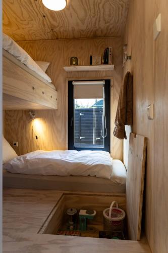 Katil atau katil-katil dalam bilik di Knus gezinsverblijf in Cosi Tiny House op de Veluwe
