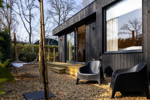 Taman di luar Knus gezinsverblijf in Cosi Tiny House op de Veluwe