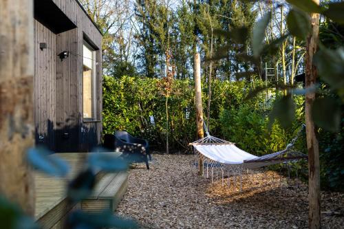 Taman di luar Knus gezinsverblijf in Cosi Tiny House op de Veluwe