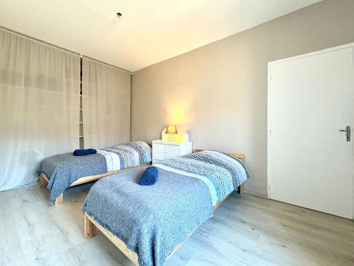 - 2 lits dans une chambre avec des couvertures bleues dans l'établissement Le Saint Antoine, Centre Ville, 2 chambres, Clim, à Nîmes