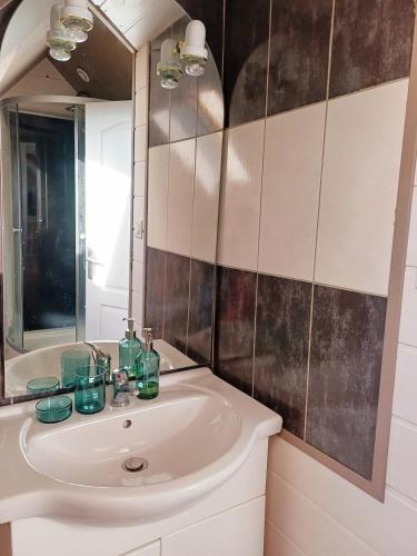 une salle de bain avec un lavabo et un miroir dans l'établissement 4 minutes from Sainte-Mère-Église - Independent apartment on first floor of big house with garden, à Fresville