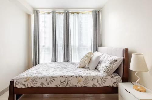Postel nebo postele na pokoji v ubytování BGC Taguig Uptown 3BR corner unit with pool view, bath tub, wifi, parking, beside Landers BGC