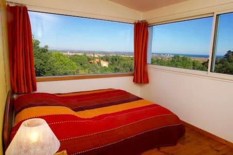 une chambre avec un lit et deux grandes fenêtres dans l'établissement Le Panorama, à Argelès-sur-Mer