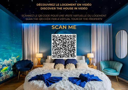 póster para una habitación de hotel con cama y acuario en CathyVoyages - Ciel étoilé - Bord de Mer - Parking gratuit - Vidéoprojecteur - Lit rond - La Paillote Strasbourgeoise, en Estrasburgo