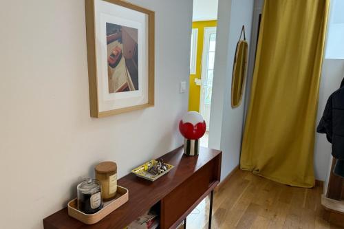 Cette chambre dispose d'une table avec un cœur sur le mur. dans l'établissement Villa familiale avec terrasse à Cucq, à Cucq