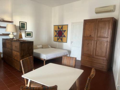 una stanza con un letto, un tavolo e delle sedie di Vacanze Salina Monolocale vista mare a Lingua