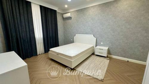 Llit o llits en una habitació de Апартаменты в Центра Ташкента