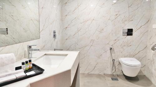 Ein Badezimmer in der Unterkunft The Altruist Hotel Kharadi