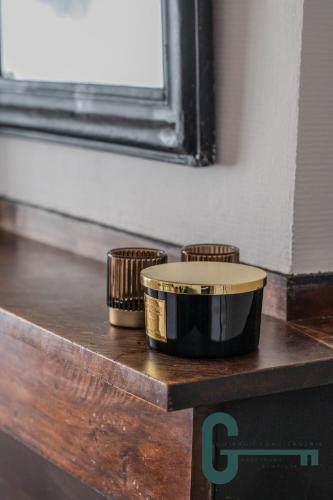 2 bols sur une table en bois avec un miroir dans l'établissement Maison De Charme a 2 min à pied du Canal du Midi, à Castelnaudary