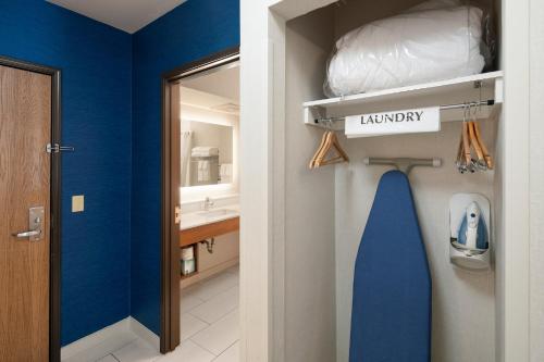 a room with a hallway with a blue wall at Holiday Inn Express Hotel & Suites Coeur D'Alene I-90 Exit 11 by IHG in Coeur d'Alene
