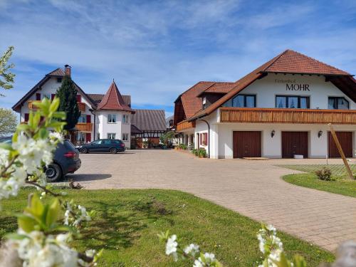 a building with a car parked in a parking lot at Ferienhof Mohr in Meersburg