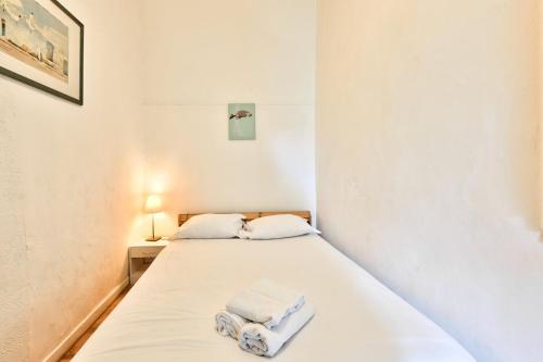 une chambre avec un lit avec des serviettes dessus dans l'établissement Stunning 1BR Flat near Vieux Port, à Marseille