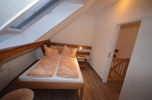 ein Schlafzimmer im Dachgeschoss mit 2 Betten und einer Treppe in der Unterkunft Ferienwohnung Hagener Meer in Mehrhoog