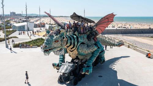 a statue of a dragon on a motorcycle on the beach at Gite de la perle rouge in Rodelinghem