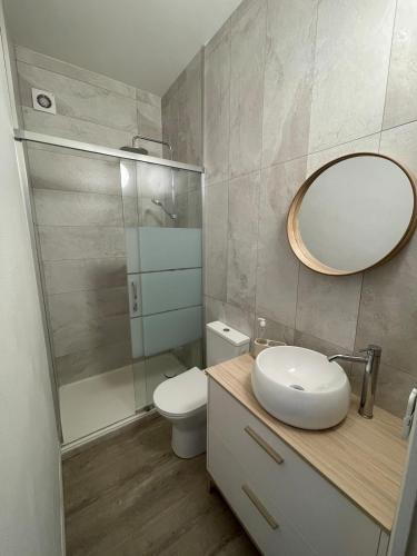 une salle de bain avec un lavabo, des toilettes et un miroir dans l'établissement Appartement T2 Centre Ville GS1, à Châteauroux