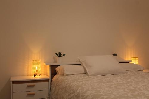 a bedroom with a bed with two lamps on it at Apto el Piset, acogedor y céntrico del Montseny in Arbúcies