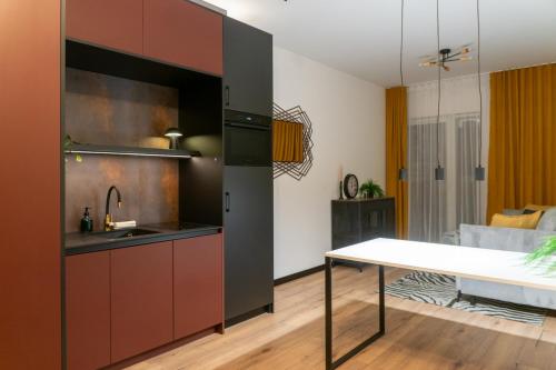 Kuchyňa alebo kuchynka v ubytovaní Sky apartment Wieża Jeżyce-widok, komfort, parking-APC APARTMENTS