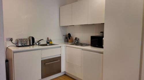 Una cocina o zona de cocina en Sleep6 In Leicester Square, Soho VR7