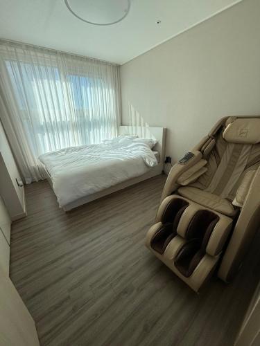 a small bedroom with a bed and a window at Ulsan Shimpo KCC Residence in Ulsan