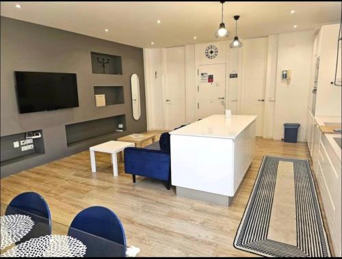 AMPIO 2 CAMERE AL CENTRO STORICO E 15 Min DALLA SPIAGGIA,