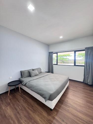 Postel nebo postele na pokoji v ubytování RTS - U12 L12 ROXY Townhouse Sematan