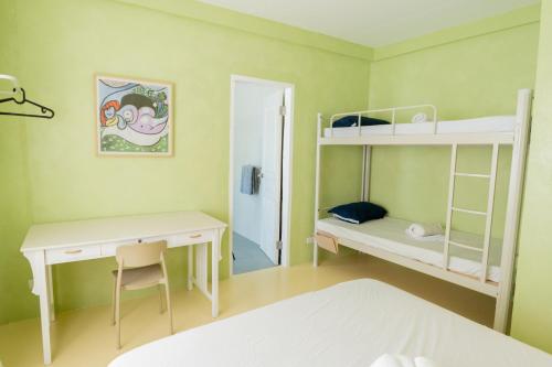 Katil atau katil-katil dalam bilik di Baroro Beach House LU