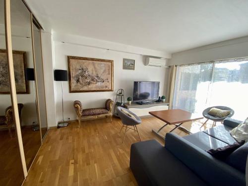 un salon avec un canapé et une table dans l'établissement Cannes proche Croisette - 2P tout confort terrasse, à Cannes