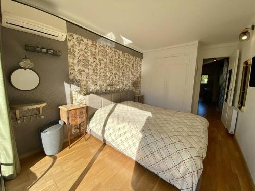 une chambre avec un lit et un miroir au mur dans l'établissement Cannes proche Croisette - 2P tout confort terrasse, à Cannes