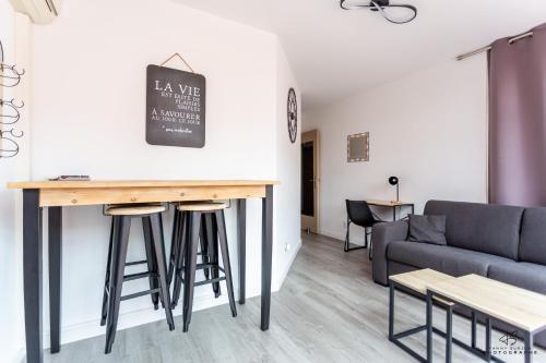 salon z barem i kanapą w obiekcie L'Archipel - Wifi - City centre w Perpignanie