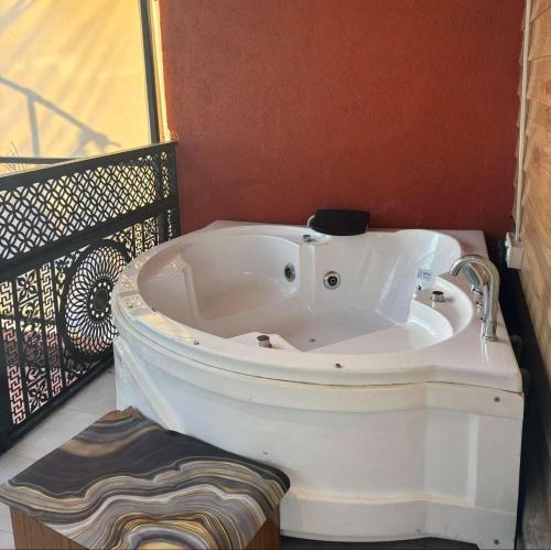 una vasca da bagno bianca posta sopra un balcone di Nirvana Resort a Nagarkot