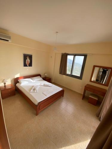 a bedroom with a large bed and a mirror at Villa Niobe in Riglia