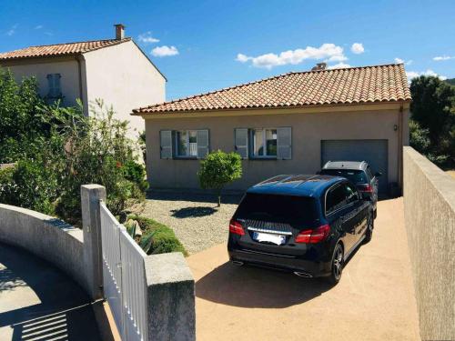 a black car parked in front of a house at Villa Carletti à 3min des plages (7pers. - 3ch.) in Oletta