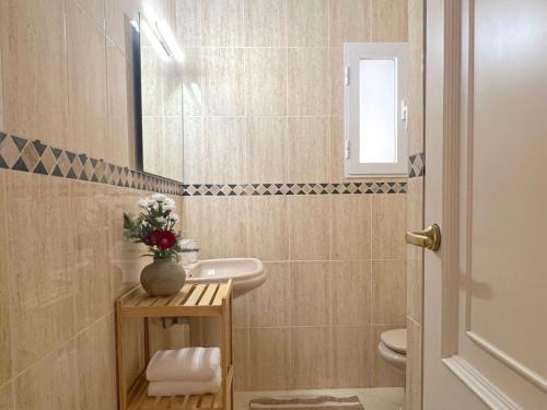 une salle de bain avec un lavabo, des toilettes et un miroir dans l'établissement Villa Sunset Bay, à San José