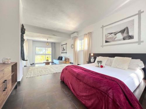 - une grande chambre avec un grand lit et une couverture rouge dans l'établissement Villa Sunset Bay, à San José