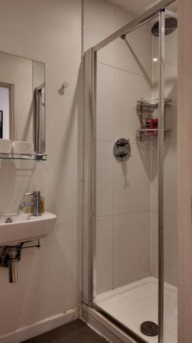 Vannituba majutusasutuses Stunning Piccadilly 1 BR Flat in London VR9