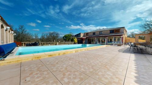 une piscine dans une cour avec une maison dans l'établissement le clos des dryades f, à Vers
