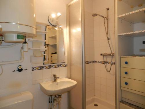 une petite salle de bain avec un lavabo et une douche dans l'établissement Appartement 2 pièces 4 couchages à LA LONDE LES MAURES LAL150-091, à La Londe-les-Maures