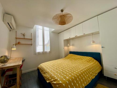 une chambre avec un lit et un bureau dans l'établissement Duplex 80m2 port de nice, direct aéroport avec le tram, à Nice