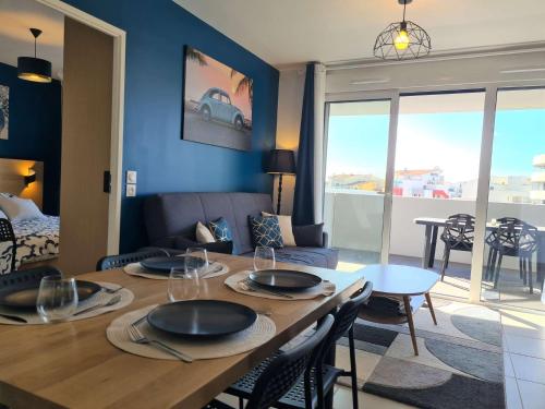 une salle à manger avec une table et des chaises et un salon dans l'établissement Appartement 2 pièces CAP D 'AGDE CT037-112, au Cap d'Agde