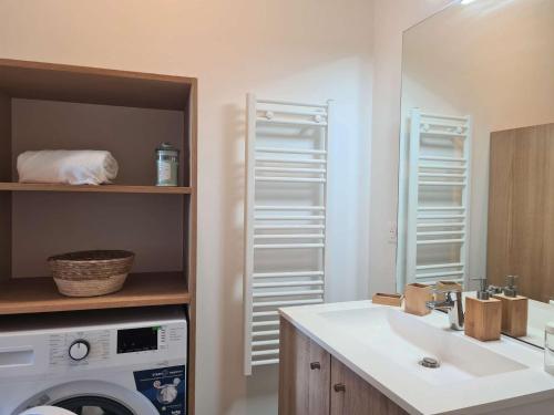 カップ・ダグドにあるAppartement 2 pièces CAP D 'AGDE CT037-112の洗面台と洗濯機を備えたバスルーム