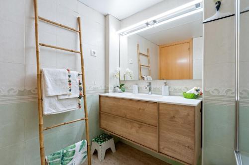 a bathroom with a sink and a mirror at Apartamento Martin y Rose en Salou in Salou