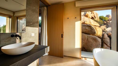 Φωτογραφία από το άλμπουμ του Luxury Villa with unmatched view and Sea-Fall Pool σε Costa Paradiso